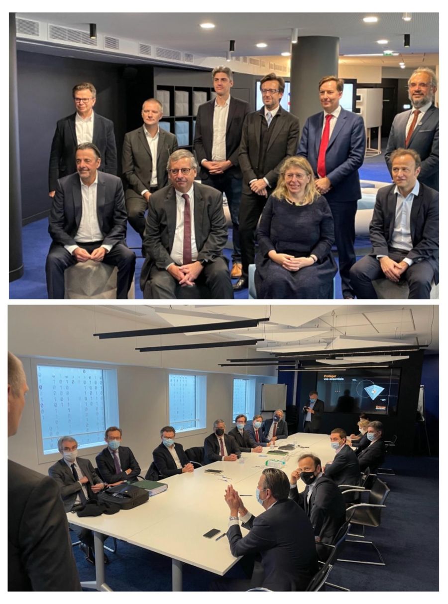 Deux photos de la réunion des premiers membres fondateurs : portrait de groupe dans un espace lounge, et réunion autour d’une grande table de conférence.