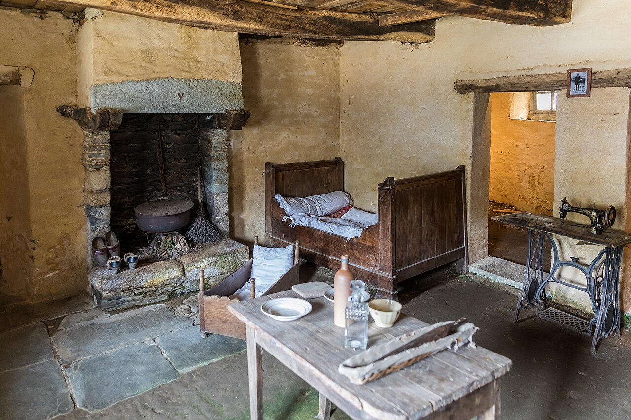 Les Forges des Salles, bâtiments du village