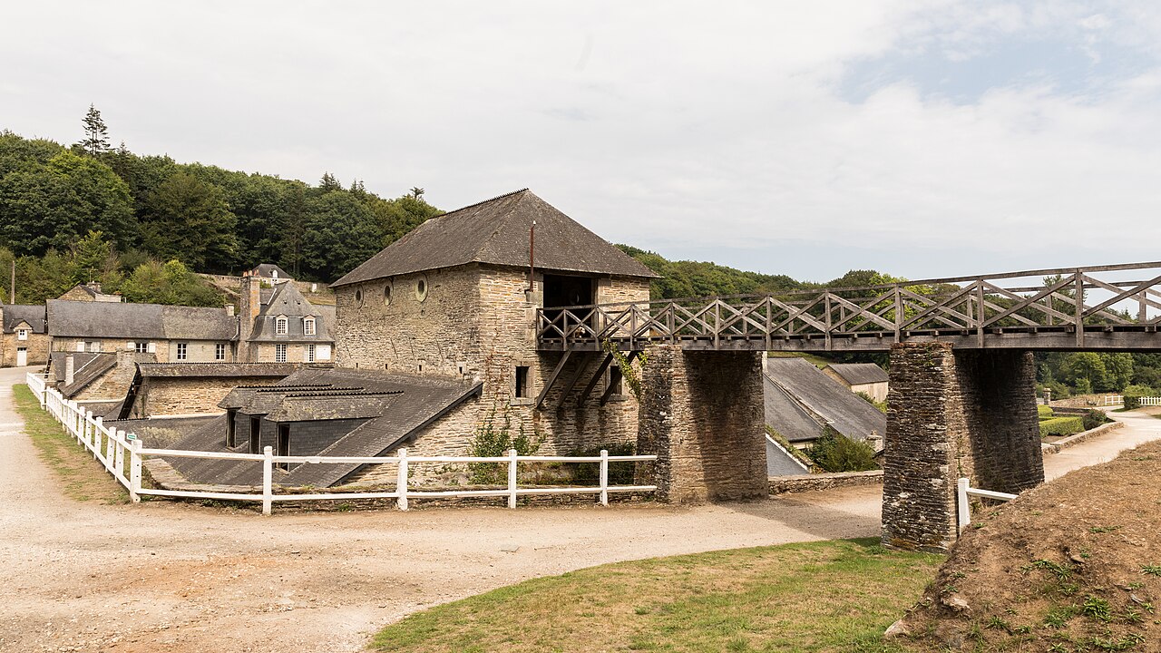 Les Forges des Salles, bâtiments du village