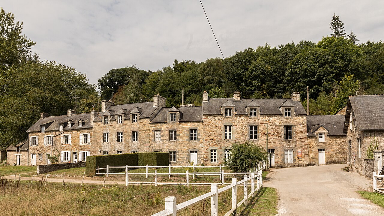 Les Forges des Salles, bâtiments du village