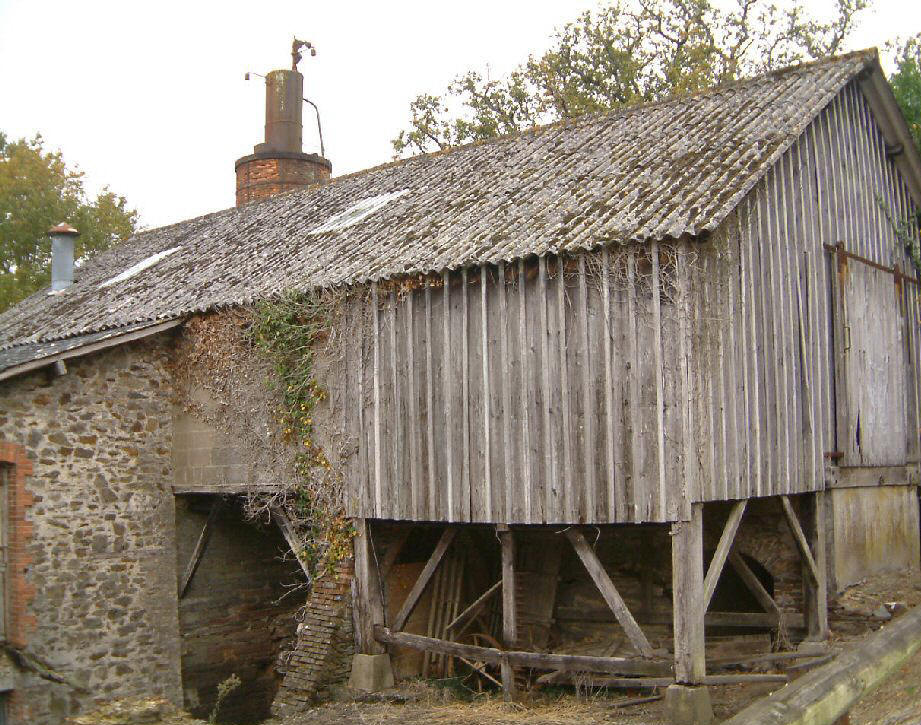 La minoterie de la Poitevinière et la cheminée du haut fourneau