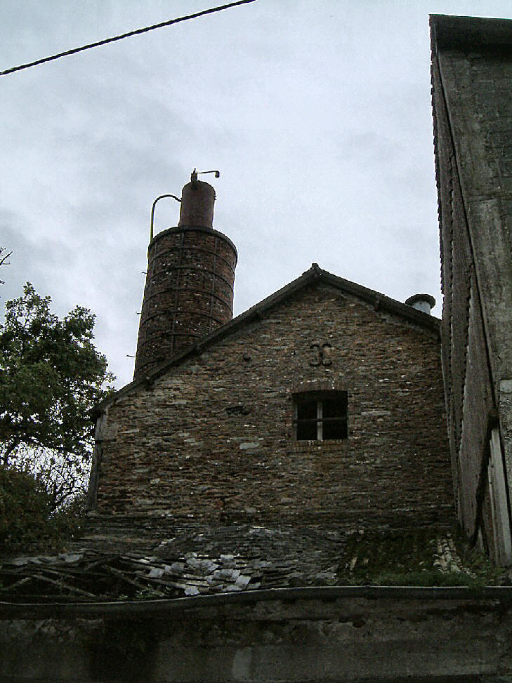 La cheminée du haut fourneau de la Poitevinière